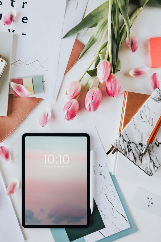 Feminine workstation flatlay